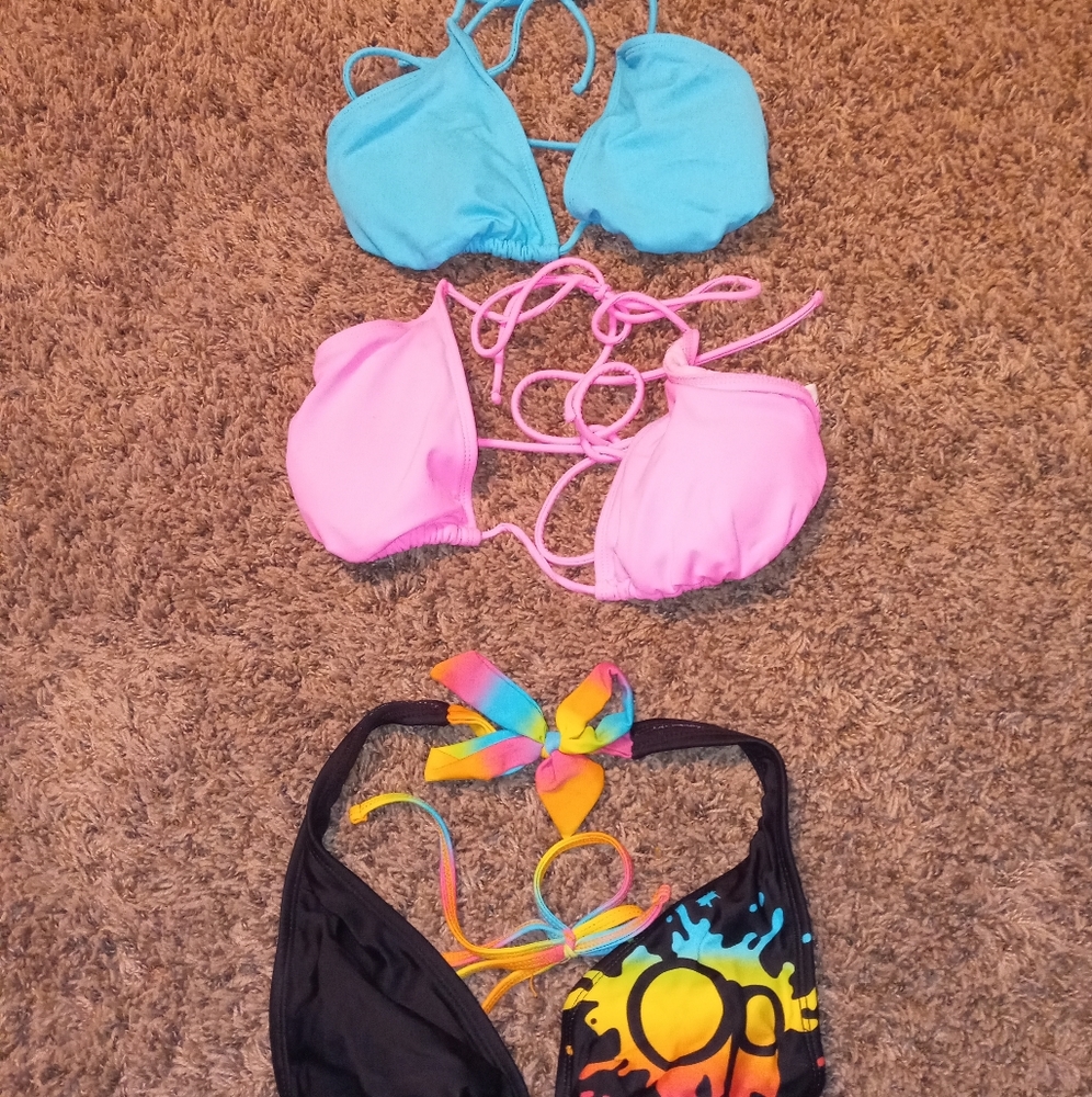 Bikini tops (3)